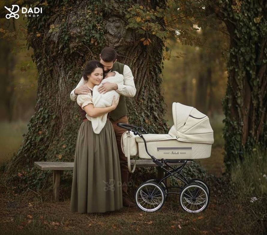 Rodzice z niemowlakiem w stylu vintage obok wózka dziecięcego retro podczas spokojnej chwili razem.